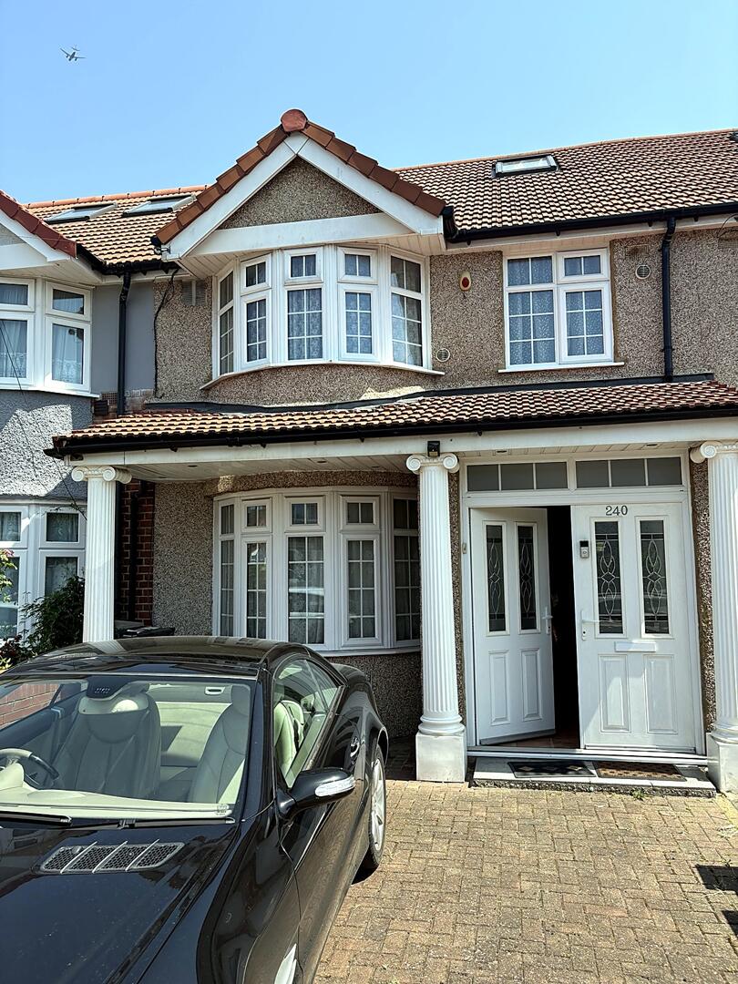3 bed property in Ash Grove, Hounslow